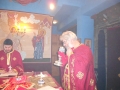 отец Петър се причастява със св. Тайни Христови