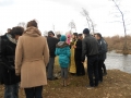отец Лазар поръсва множеството народ